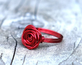 Anillo de rosa roja. Anillo de flores. Joyería de rosas. Joyería de flores. Lindo regalo para ella. LDR Girlfriend Gift Idea. Anillo minimalista. Anillo de uso diario