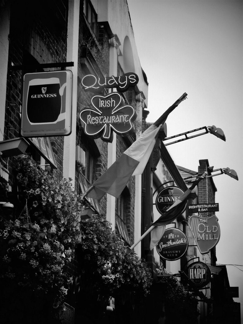 Dublin Irish Pub Black And White Photography Prints Gallery Wall Set Of Three zdjęcie 6