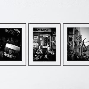 Könnte beinhalten: Ein Set aus drei gerahmten Schwarz-Weiß-Fotografien. Eine zeigt ein Pint Guinness, eine andere Musiker, die in einem Pub Geige spielen, und die dritte zeigt ein Pub-Äußeres mit einem Schild mit der Aufschrift "Quays".