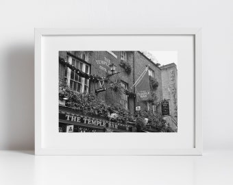 Fotografía en blanco y negro de Temple Bar Art Irish Pub Dublin