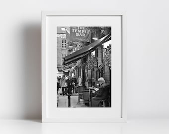 Fotografía en blanco y negro de Temple Bar Art, decoración de pub irlandés en Dublín