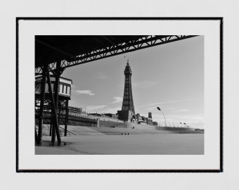 Poster della Torre di Blackpool sotto il molo nord del lungomare, stampa fotografica in bianco e nero