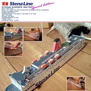 Puede incluir: Maqueta del ferry Stena Europe (2015), un barco blanco y azul con detalles rojos. El modelo incluye detalles como botes salvavidas y el logotipo de Stena Line. La imagen incluye el texto "Stena Line" y "Special Edition".