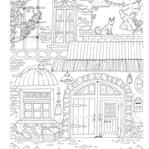 Puede incluir: Un dibujo en blanco y negro de un edificio con un gato en el techo, una puerta con una ventana y una ventana con un toldo. El edificio tiene un exterior de ladrillo y una base de piedra. Hay plantas y flores creciendo alrededor del edificio.