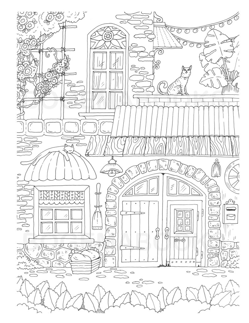 Puede incluir: Un dibujo en blanco y negro de un edificio con un gato en el techo, una puerta con una ventana y una ventana con un toldo. El edificio tiene un exterior de ladrillo y una base de piedra. Hay plantas y flores creciendo alrededor del edificio.