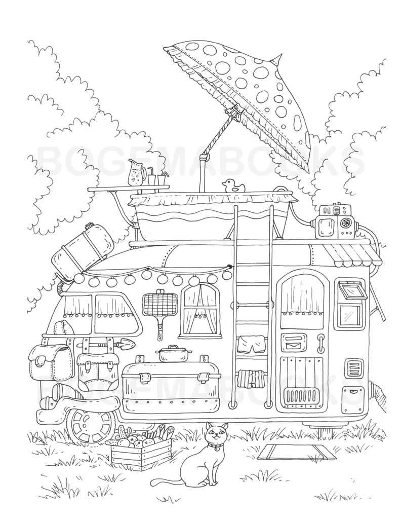 Puede incluir: Un dibujo en blanco y negro de una autocaravana vintage con un toldo a rayas, una sombrilla de lunares y un gato sentado en la hierba. La autocaravana tiene una escalera, una ventana, una puerta y varios compartimentos de almacenamiento. Tambi&eacute;n hay algunos objetos en el suelo cerca de la autocaravana, como una caja de fruta, una alfombra y una mesa peque&ntilde;a con una jarra y vasos.
