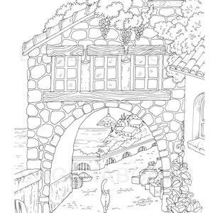 Puede incluir: Un dibujo en blanco y negro de un arco de piedra con vista a un peque&ntilde;o pueblo y el oc&eacute;ano. Un gato camina por el arco.