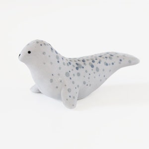Grey Seal / Ceramic sculpture