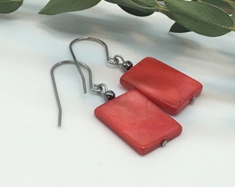 Pendientes de nácar rojo con ganchos de acero inoxidable para regalos modernos