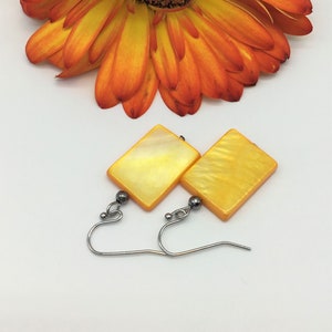 Orecchini con perline di conchiglia color mango vivido e distanziatori in acciaio