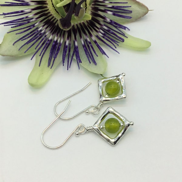 Boucles d'oreilles vert olive avec losanges en argent, boucles d'oreilles citron vert