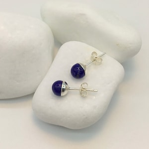 Peut inclure: Une paire de boucles d'oreilles en argent avec des pierres rondes en lapis-lazuli bleu.