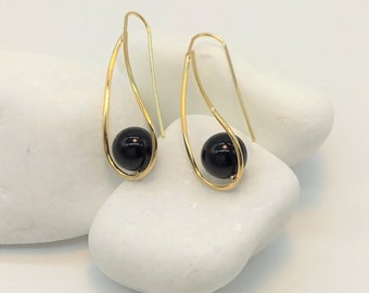 Boucles d'oreilles en agate noire avec crochets en plaqué or 18 carats