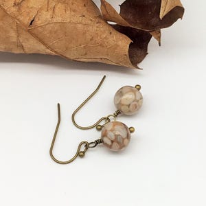 Einzigartige hellbraune Fossilien Ohrringe mit Bronze Haken - perfektes ungewöhnliches Geschenk