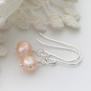 pendientes rosa rubor, pendientes pequeños de perlas, regalos de dama de honor, pequeños pendientes colgantes