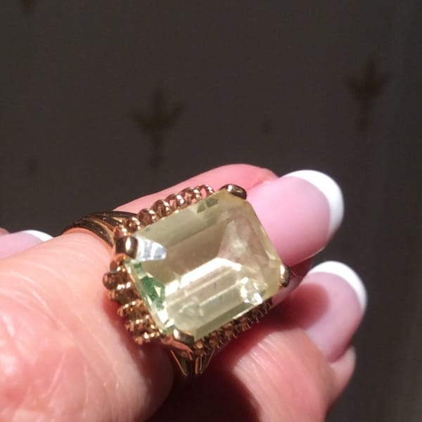 Belle bague cocktail, en or 18 K avec béryl vert clair