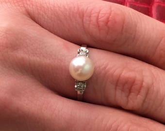Belle Bague Des Années 20  avec une magnifique perle et deux diamants