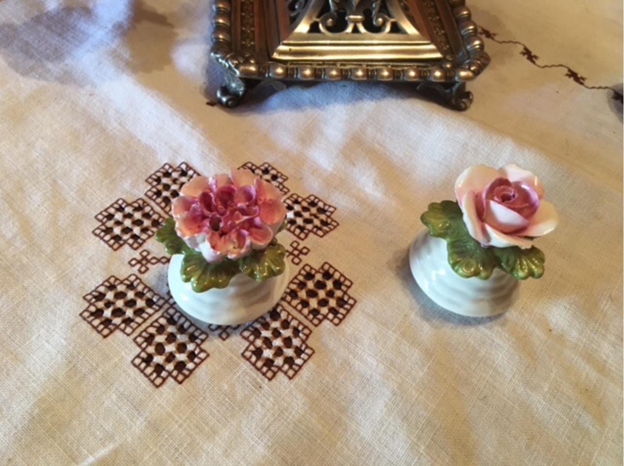 1 Lot de Fleurs en Porcelaine Signées John Aynsley, et Possibilité Grouper avec Salière Poivrière Ar