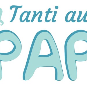 Può includere: Grafica azzurra con il testo italiano "Tanti auguri PAPA'" su sfondo bianco. Le parole sono in un carattere giocoso, con la parola "PAPA'" in un carattere più grande e in grassetto. Due forme di cuore azzurre sono sopra il testo.