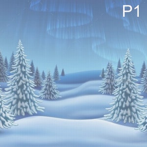 Könnte beinhalten: Eine verschneite Winterlandschaft mit einem Wald aus Kiefern, die mit Schnee bedeckt sind. Der Himmel ist hellblau mit einem schwachen Nordlicht im Hintergrund. Der Text "P1" befindet sich in der oberen rechten Ecke des Bildes.