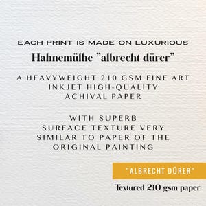 Op de afbeelding: Tekst op een getextureerde, gebroken witte achtergrond: "Elke print is gemaakt op luxueus Hahnem&uuml;hle 'albrecht d&uuml;rer'. Een zwaar 210 g/m&sup2; fine art inkjetpapier van archiefkwaliteit met een uitstekende oppervlaktestructuur die sterk lijkt op het papier van het originele schilderij."
