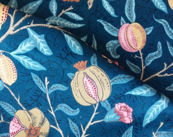 Morris & Co Fruit Velvet Fabric-William Morris Designs pour Arthur Sanderson- 2019 Morris Rouen Velvet Collection