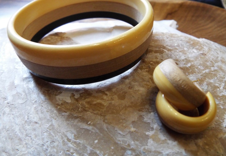 Vintage Bakelite Set~1960s Bakelite /& Wood Bangle~Bakelite and Wood Earrings