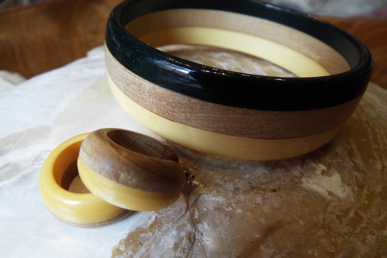 Vintage Bakelite Set~1960s Bakelite /& Wood Bangle~Bakelite and Wood Earrings