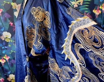 アンティークの日本の着物 - 江戸時代の日本の刺繍の打掛ローブ アンティークの日本の着物 - 江戸時代の日本の刺繍の打掛ローブ