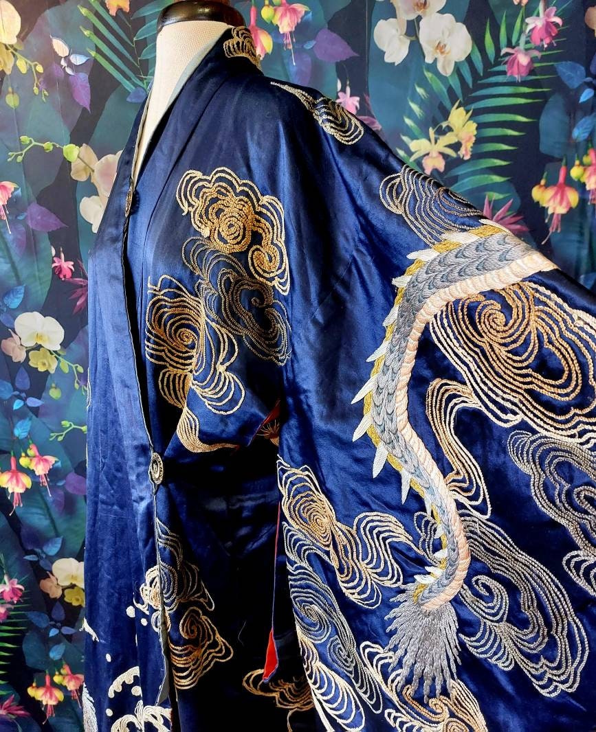 アンティークの日本の着物 - 江戸時代の日本の刺繍の打掛ローブ アンティークの日本の着物 - 江戸時代の日本の刺繍の打掛ローブ