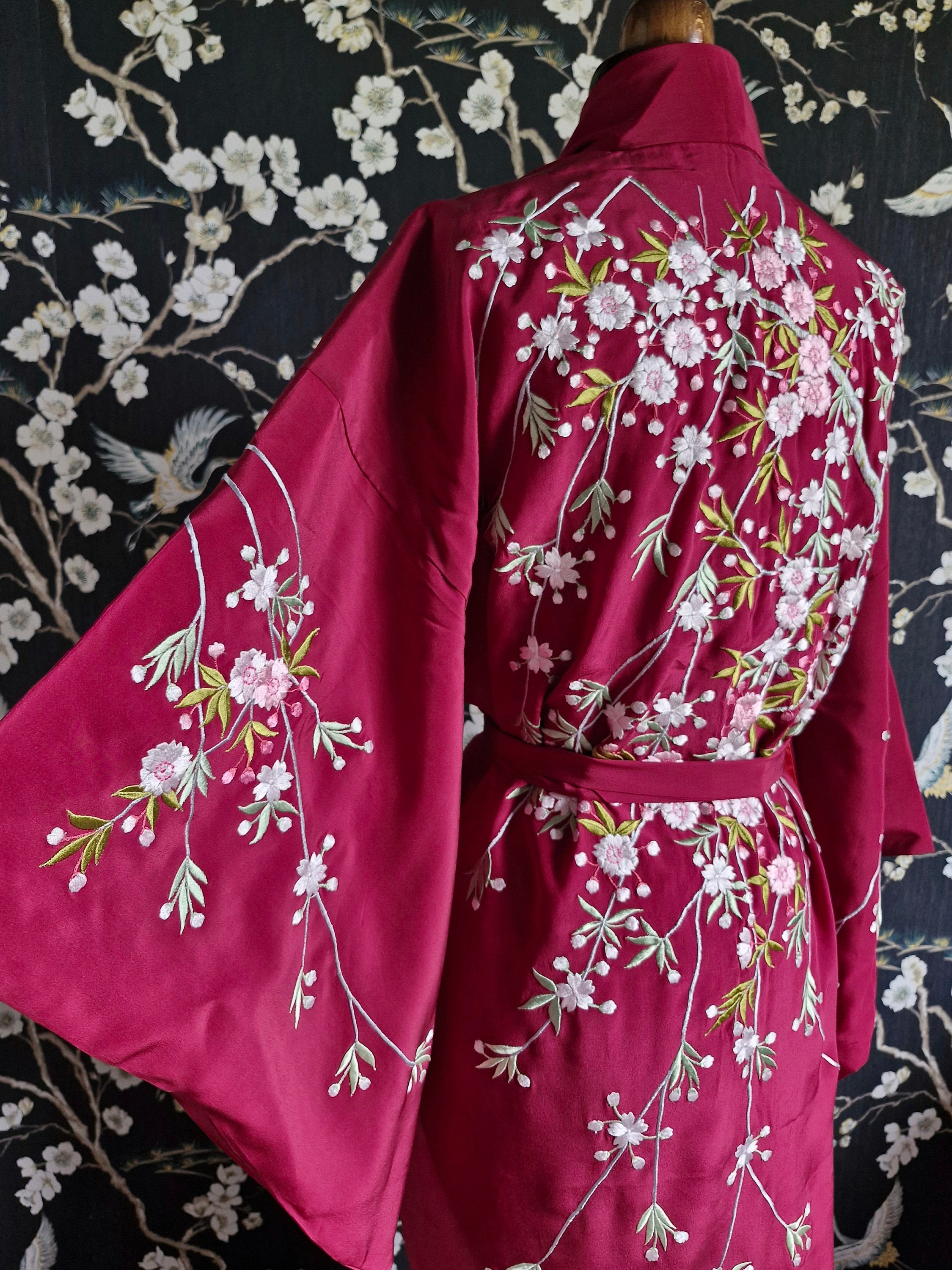 [希少本]Die schönsten Kimonos Vintage Japanese Embroidered Kimono-1980s Japanese Silk