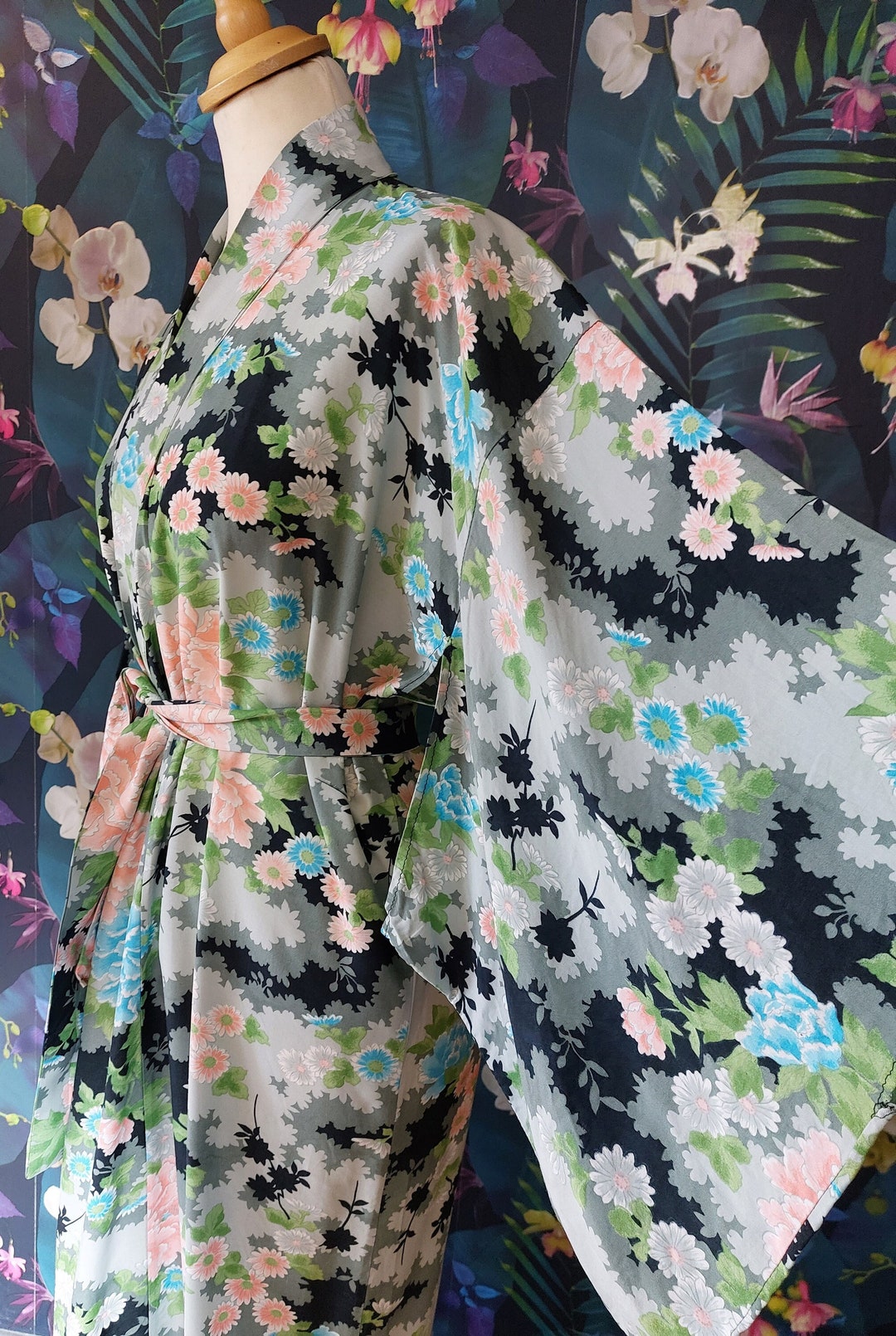 Vintage Japanese Cotton Kimono Robe1970s, 1980s Japanese Floral Kimono