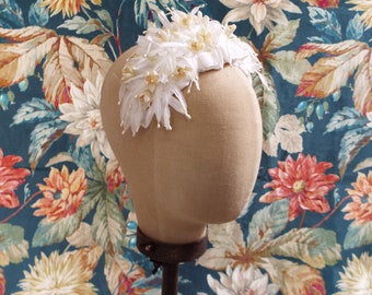 Vintage Fiore di cera e petal da sposa Copricapo - 1950s Cappello da sposa gabbia 1950s Fiore di cera e seta halo copricapo