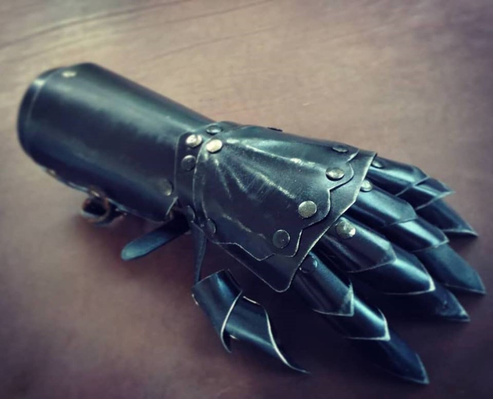 Gauntlet inspector. Назгул перчатка. Цестус римский. Цестус гладиатор. Перчатки драгон скейл.