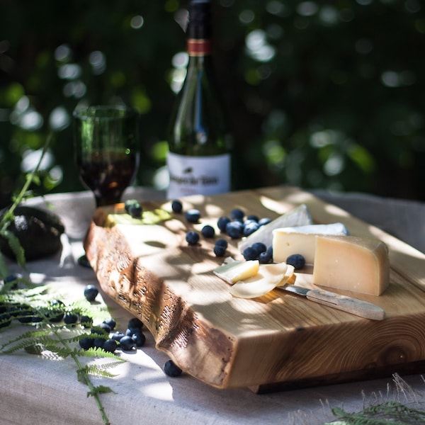 Grande planche de service à pieds en bois massif-Live Edge-Plateau d’apéritif-Planche à découper-Planche à fromage-planche à découper avec pieds-Cadeau de mariage