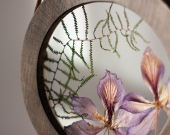 Real botanicals framed in round wooden frame 8" - Pressed flower frame - Round framed wall decor - Real flowers - Glass pressed flower frame