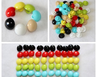 Petits boutons de 10 mm pour l’artisanat, le tricot et la couture. 70 boutons en forme de dôme de champignon. Ensemble de 7 couleurs.