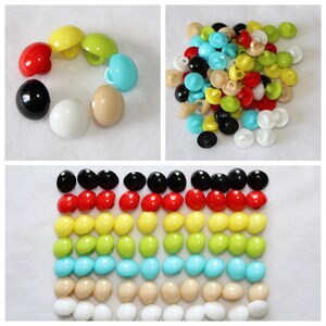 Peut inclure: Assortiment de boutons en plastique colorés de différentes formes et tailles. Les boutons sont disposés en rangées et en colonnes, présentant un arc-en-ciel de couleurs, notamment le noir, le rouge, le jaune, le vert, le bleu et le blanc.