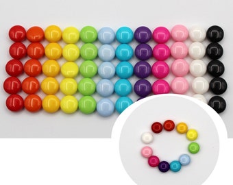 Lot de 60 petits boutons. Boutons ronds, 9 mm, deux trous pour coudre, tricoter et vêtements de poupée. Lot de 12 couleurs.