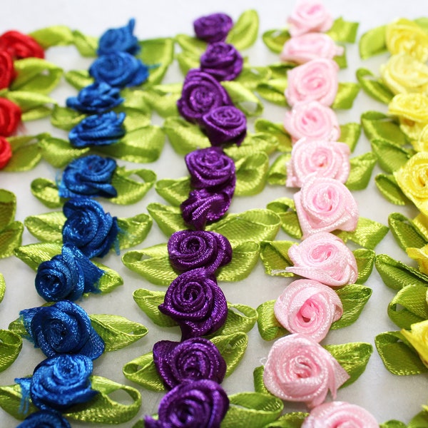 50 mini roses en ruban de satin Fleurs avec feuilles. Couleurs assorties pour l'artisanat, la couture et les vêtements de poupée.