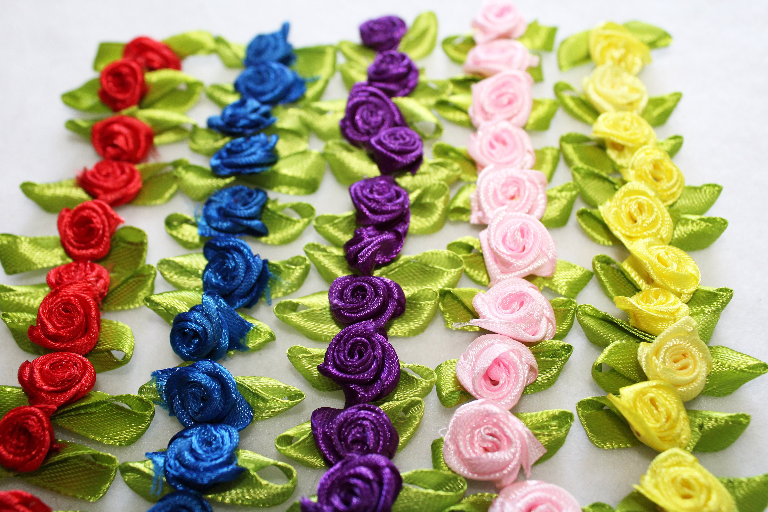  Mini Ribbon Roses for Crafts, BENBO 200Pcs Tiny Artificial  Fabric Flowers with Leaves Small Rosettes Applique DIY Flower Satin Ribbon  Roses for Sewing Bows Wedding Festival Decor, 10 Colors