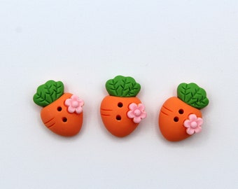 Boutons décoratifs. Lot de trois jolis boutons à deux trous en forme de carotte.
