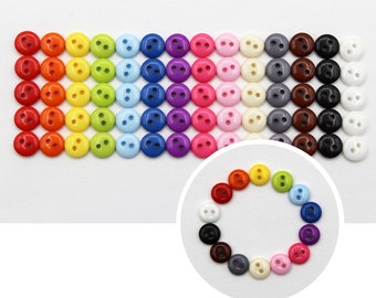 Tiny Doll Buttons, Set van 70 kleine 8 mm (5/16 inch) knoppen, 14 kleuren.