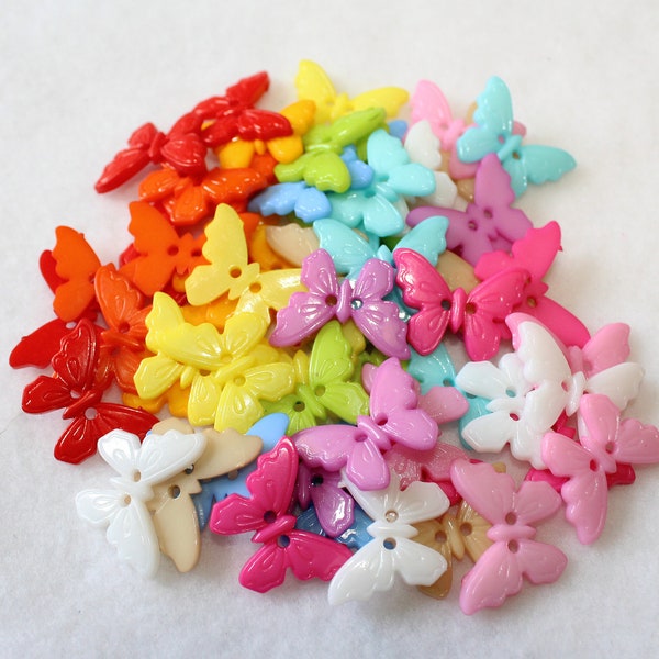 60 petits boutons en forme de papillon. Boutons en vrac pour la couture, le tricot, l'artisanat. Boutons pour enfants. Ensemble de 12 couleurs.