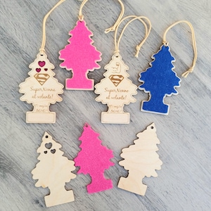 Può includere: Una collezione di profumatori per auto a forma di alberi di Natale. Alcuni sono in legno con intagli a forma di cuore e testo, altri in feltro rosa e blu. Ognuno ha un cordino per appenderli, alcuni con testo italiano.