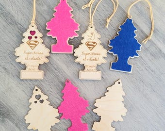 Può includere: Una collezione di profumatori per auto a forma di alberi di Natale. Alcuni sono in legno con intagli a forma di cuore e testo, altri in feltro rosa e blu. Ognuno ha un cordino per appenderli, alcuni con testo italiano.