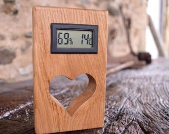 Beau thermomètre en bois de chêne avec un coeur Saint-Valentin pour le romantique. Beautiful Oak Wooden Thermometer with a Valentines Heart