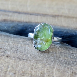 Peridot Roher Grüner Silber Ring / Peridot Ring / Roh Peridot / Edelstein Schmuck / Geburtstag Geschenk