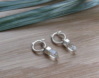Boucles d'oreilles en argent quartz clair, Boucles d'oreilles en cristal de quartz, Mini créoles en quartz, Petites créoles avec pendentif en cristal, Byron