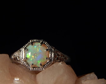 Estilo vintage .78 Ct. Anillo redondo de filigrana de ópalo etíope facetado de plata de ley
